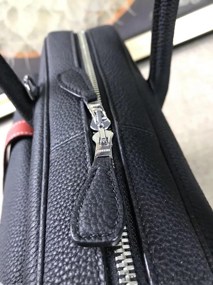 愛馬仕HERMES H家 郵差包 男女插袋款 超大容量 進口原廠皮 黑色本色線配大紅抽帶 可手提斜挎 出差必備單品  tdher1359